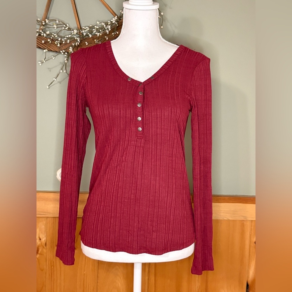 Hippie Rose Women's Ribbed Henley Top - color “Autumn Ruby” size Small. NWT
